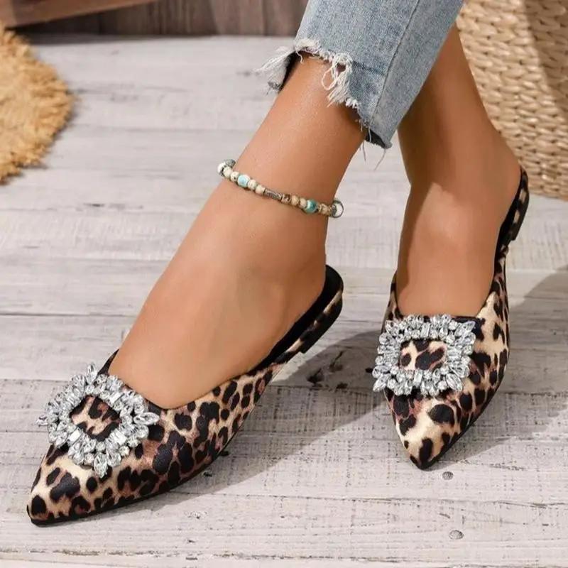Сексуальные леопардовые туфли-мюли с острым носком женские 2025 летние на плоском каблуке с большой хрустальной пряжкой модные женские туфли