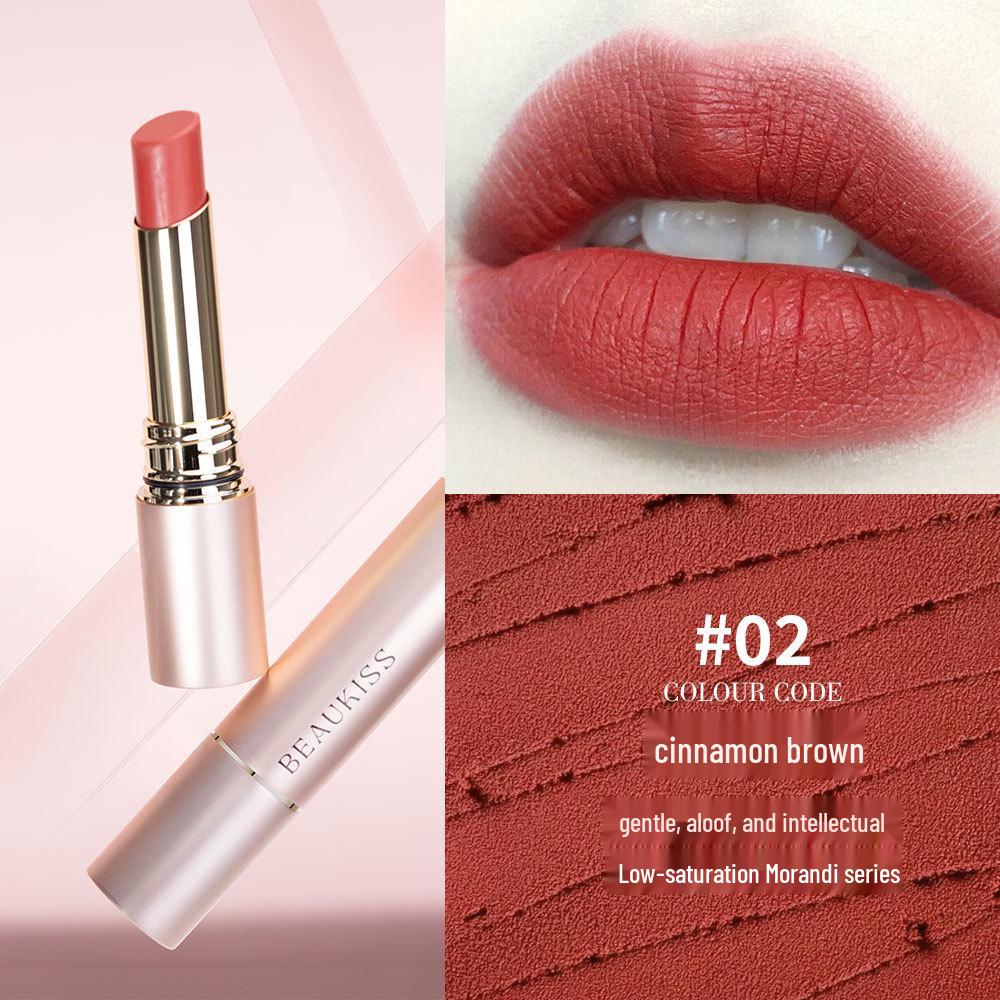 Водостойкий, увлажняющий матовый блеск для губ со стойким цветом, не отпечатывающийся, долговечной формулой, которая не подчеркивает морщинки губ.