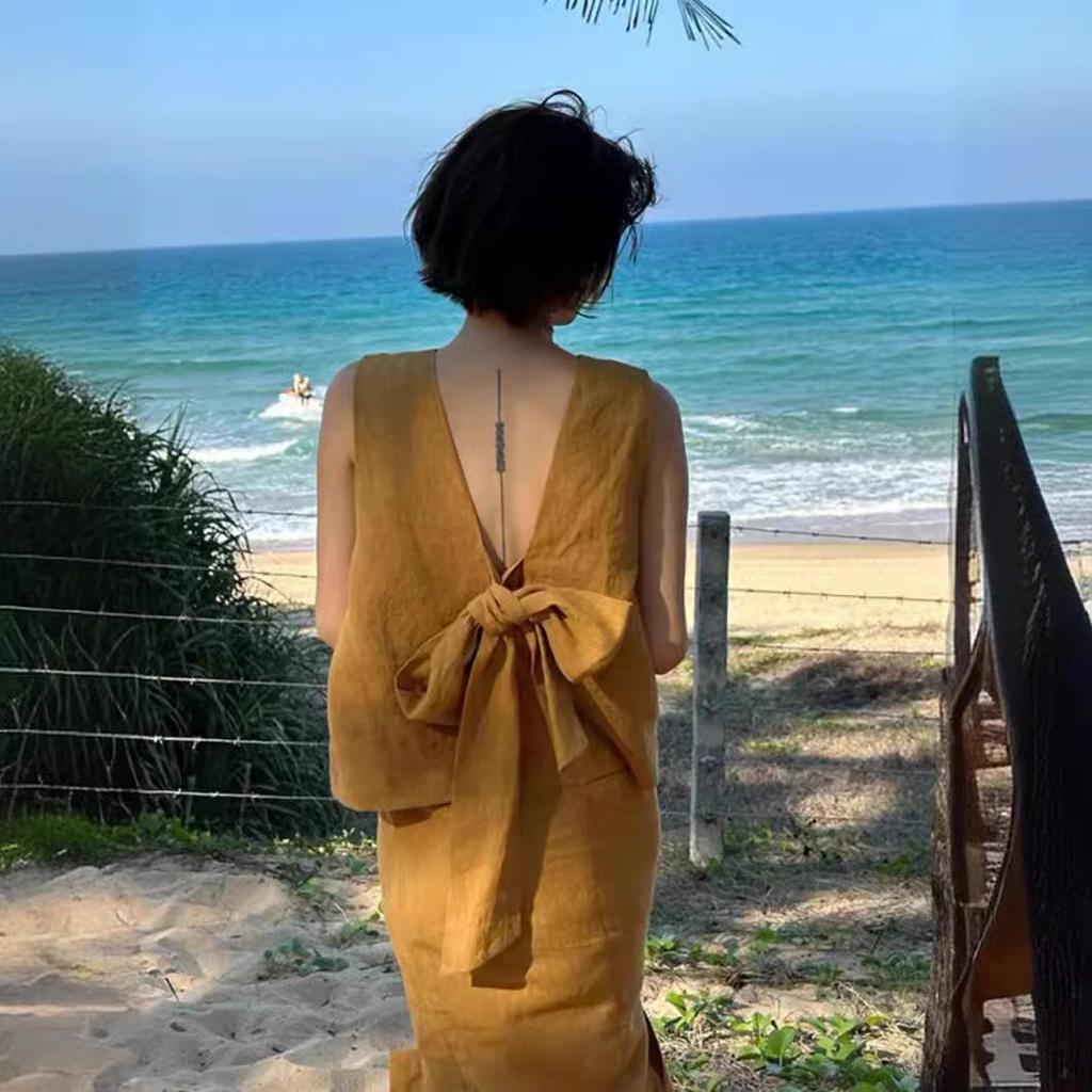 Летний комплект из топа без рукавов с V-образным вырезом и юбки миди 2024