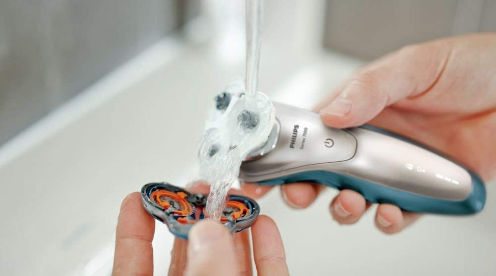 Электробритва Philips серии 7000 с вращающимися лезвиями, модель для чувствительной кожи, бритье в ванной, можно мыть, мужская и S7560/26, белая/синяя/серебристая