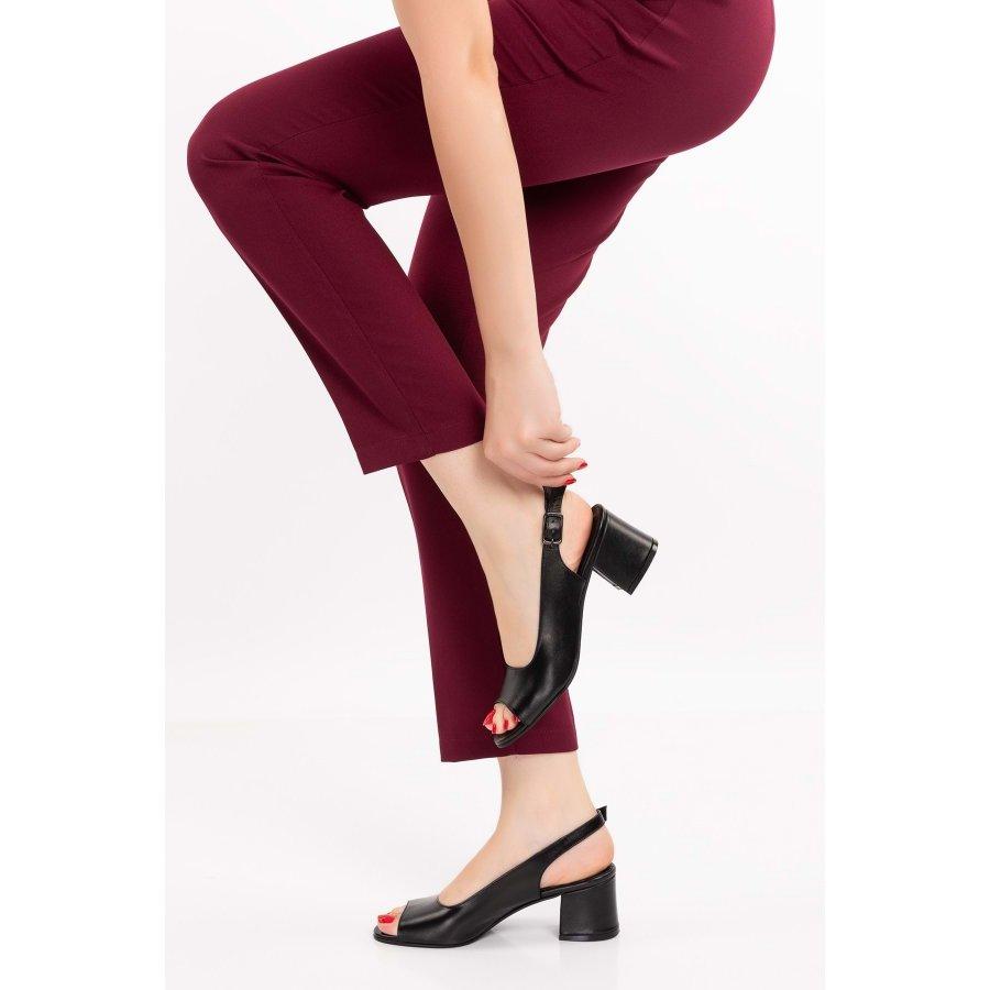 Женские босоножки на среднем каблуке из натуральной кожи