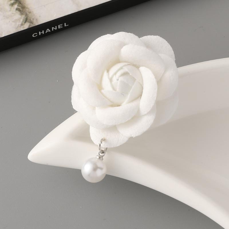 1Pcs Retro Black Camellia Pin Brooch Women French Vintage Small Fragrance Imitation Pearl Brooch Fashionable Jewelry Accessories