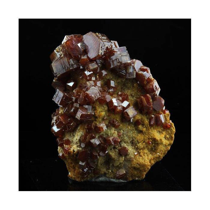 Pierres et Minéraux. Vanadinite. 61.0 ct. Mibladen Mining District, Midelt, Maroc.