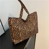 Lightweight And Simple Shoulder Bag, Fashionable Messenger Bag, Trendy Leopard Print, Large-Capacity Tote Bag For Women