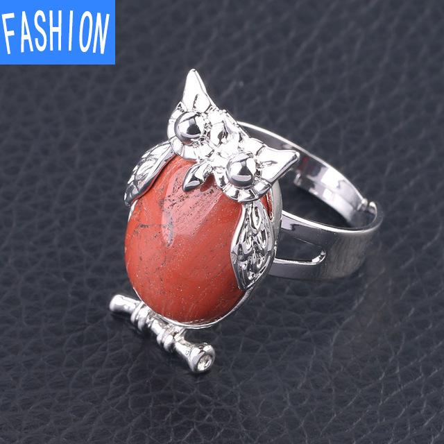 Металлическое регулируемое кольцо с выпуклым натуральным кристаллом в виде совы