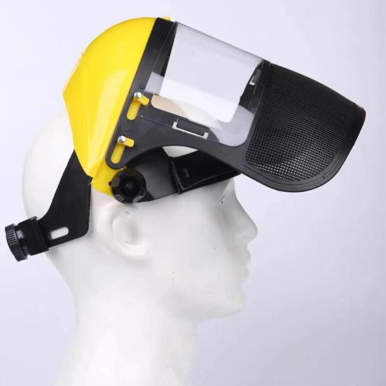 Защитный лицевой щиток из стальной проволочной сетки для шлема, обеспечивающий полную защиту лица от летящих обломков. Прочный лицевой щиток для работы в лесной местности на открытом воздухе.