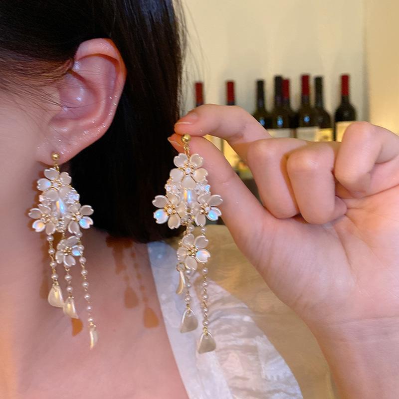 Модные серьги, легкие роскошные длинные серьги в стиле ретро, ​​свежие и милые серьги, элитные серьги в подарок.