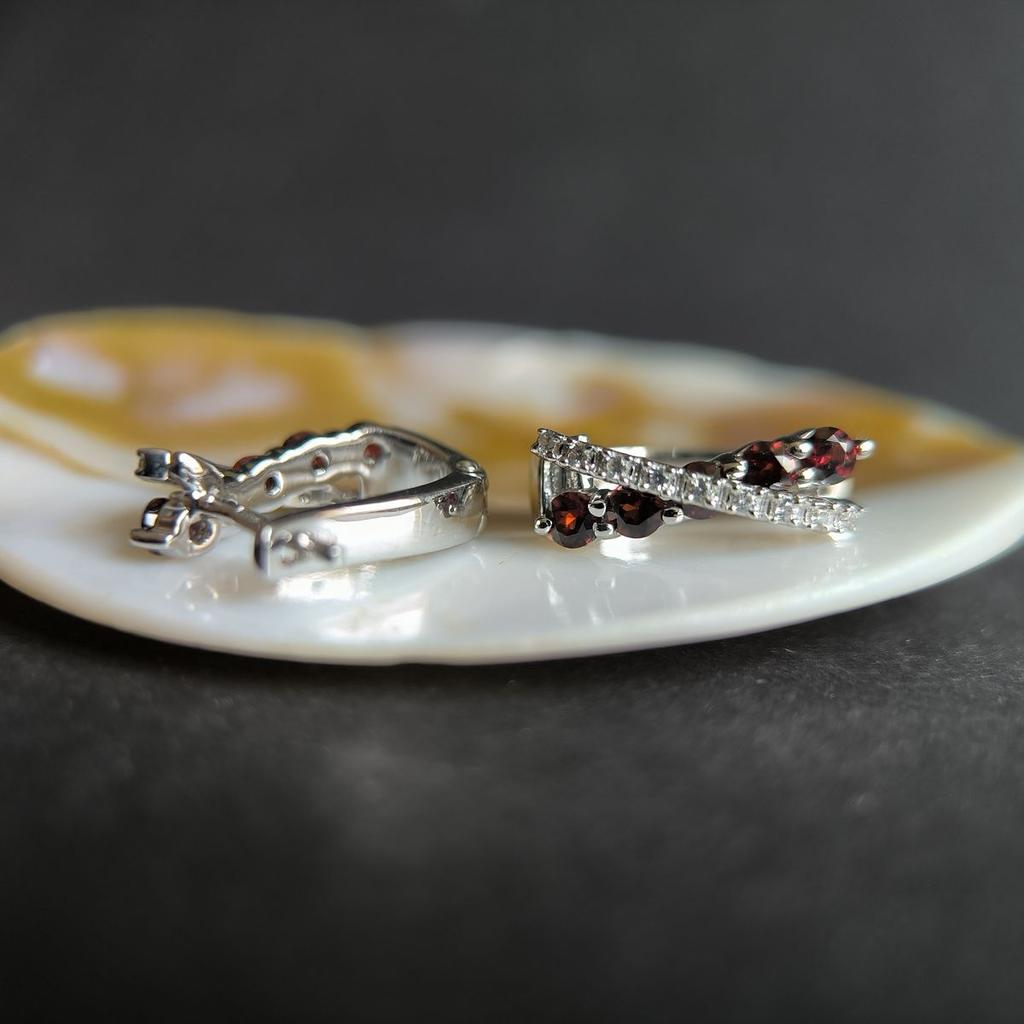 Серебряные серьги с натуральным гранатом 1.556ct, фианитами (2191414)