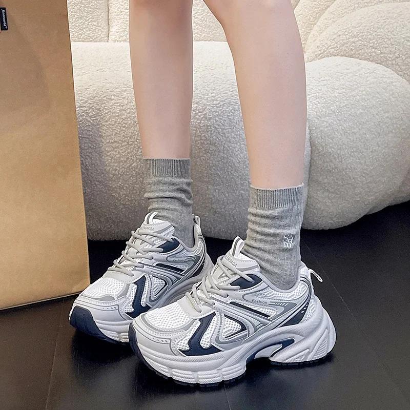 2024 Весенние женские кроссовки Роскошные дизайнерские модные повседневные кроссовки Белые дышащие туфли для женщин Низкие вулканизированные туфли