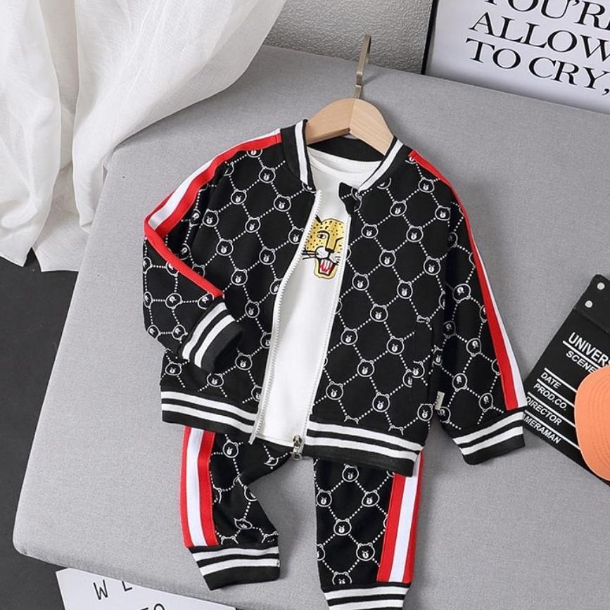 Весенне-осенний модный детский спортивный костюм из трех предметов с принтом для отдыха