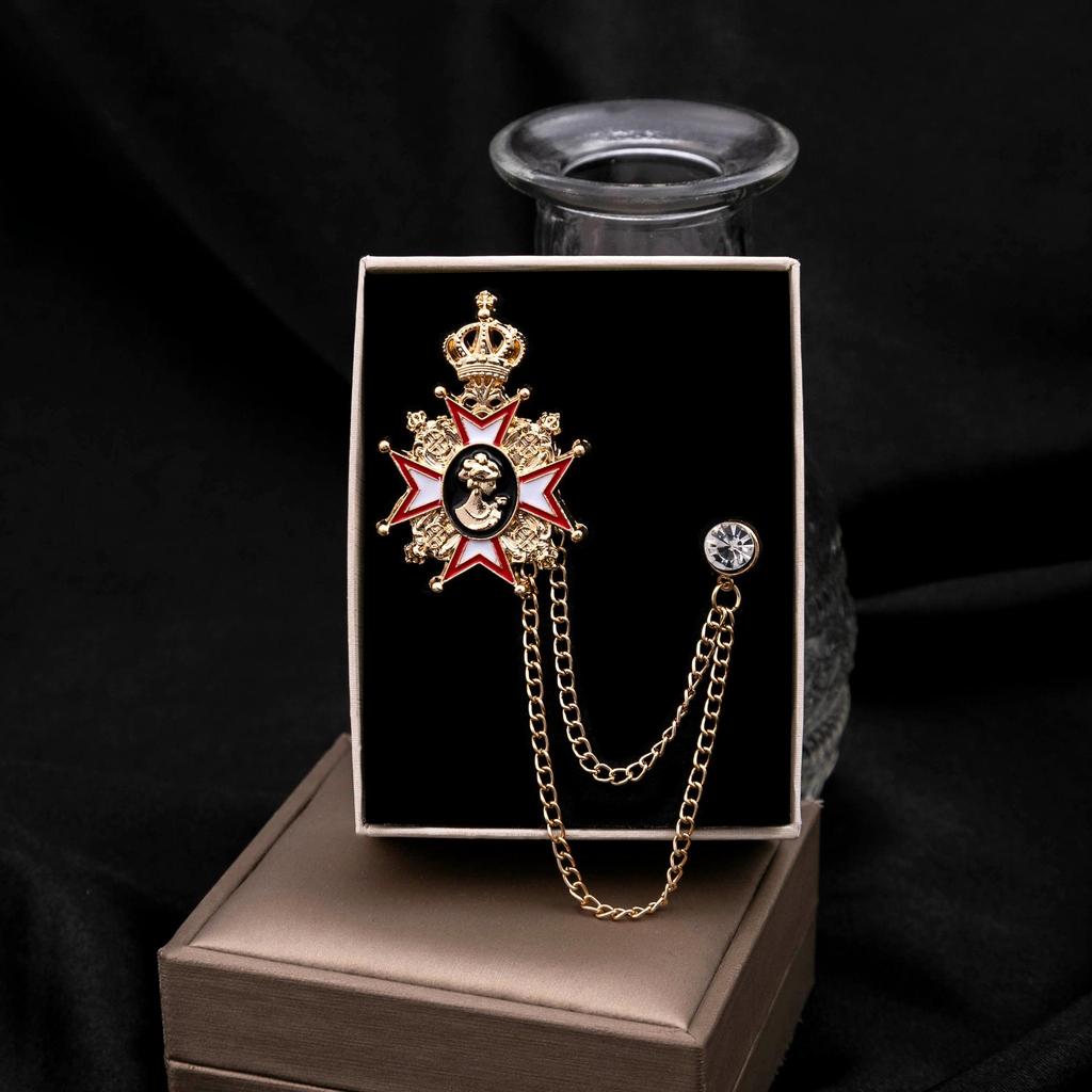 Мужская брошь-корона с двойной кисточкой-цепочкой и стразами