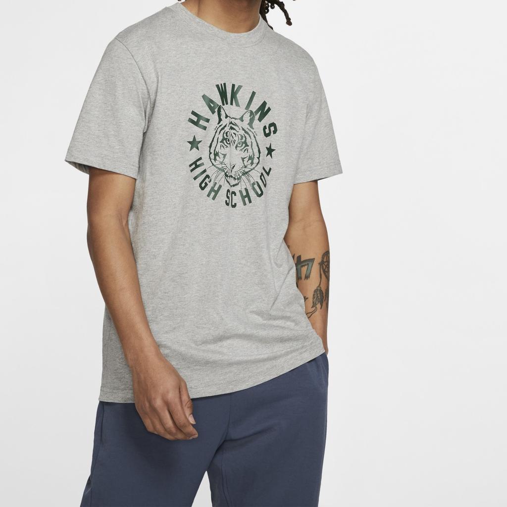 Nike Высокая футболка X Stranger Things Hawkins, темно-серые мужские топы CK2342-063