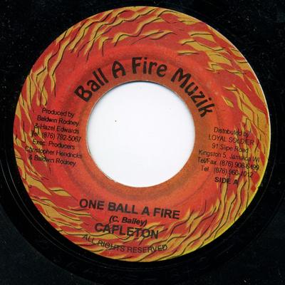 7-дюймовая пластинка CAPLETON - One Ball A Fire NONE Ball A Fire Muz 2004 Ямайка Регги, Ска и Даб Б/у