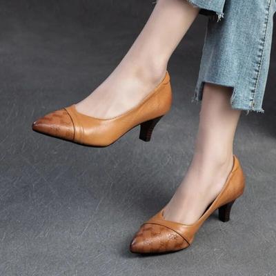 Туфли на каблуке с острым носком. Туфли-лодочки с тиснением в стиле ретро. Модная женская обувь из натуральной кожи для поездок на работу.