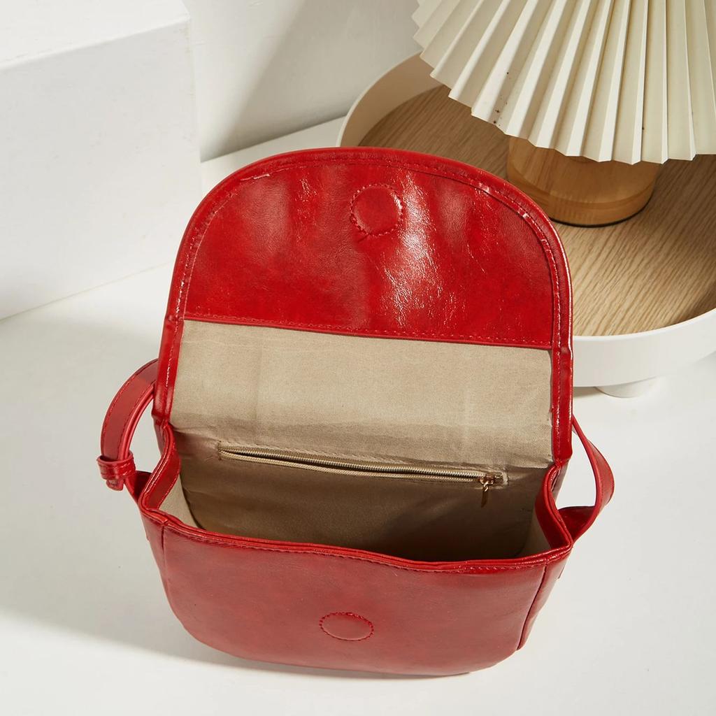 Женская сумка-мессенджер на одно плечо с диагональной цепочкой. Сумка через плечо в ромбовидной форме. Женская мода.