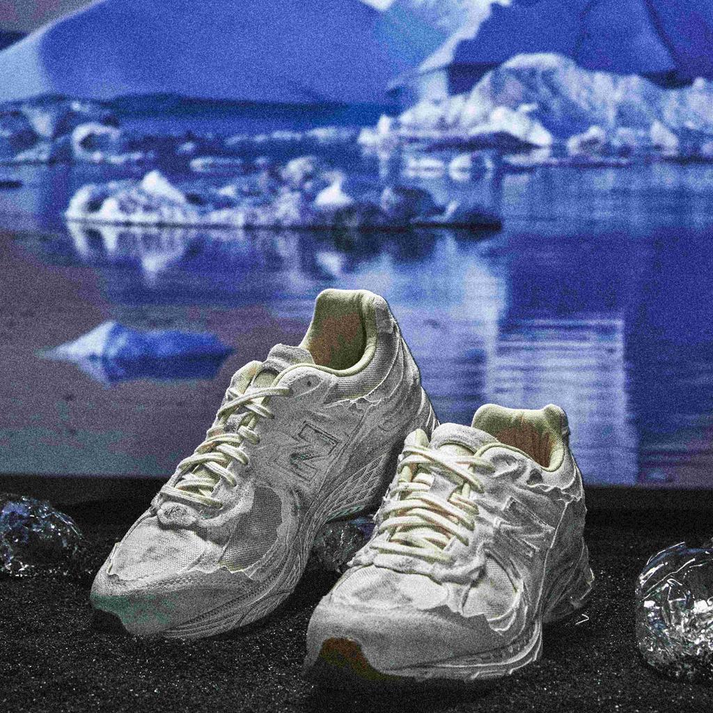 New Balance 2002R Protection Pack - Distressed Unisex Sneakers White Sea-Salt Vintage-Orange M2002RDG