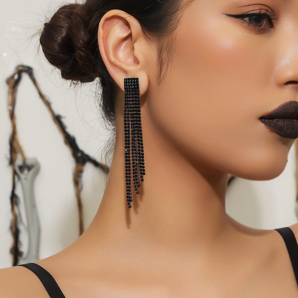 Длинные серьги-кисточки со скошенными краями, не выцветающие.