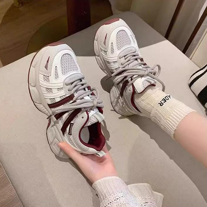 Ретро-нишевая обувь для пап на толстой подошве для женщин, весна 2025, новые модели, увеличивающие высоту, универсальная и легкая повседневная спортивная обувь, подчеркивающая маленькие ноги