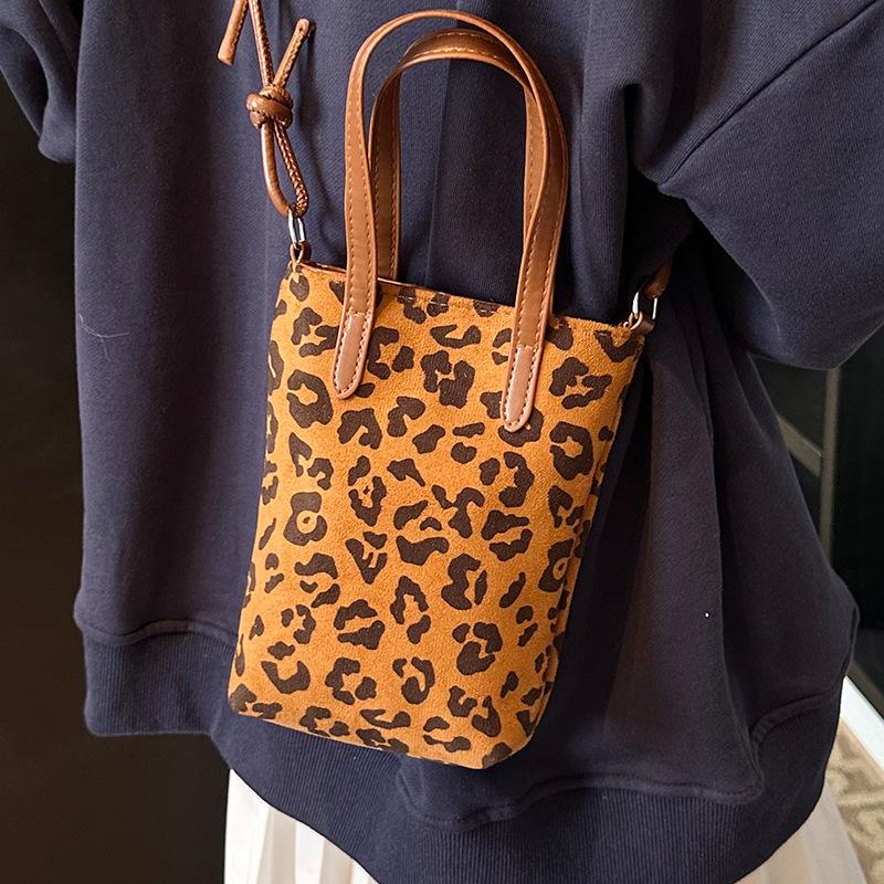 Высококачественная сумка-мессенджер для мобильного телефона, женская сумка-мессенджер 2024 года, осень-зима, новая модная универсальная матовая ретро-сумка