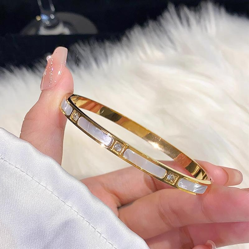 Hot-Selling Titanium Steel Luxury Bracelet Collection: Versatile Design