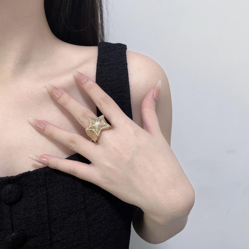 Хип-хоп тренд кольцо легкой роскоши личность властный титановая сталь инкрустированное бриллиантами кольцо в виде пятиконечной звезды женское
