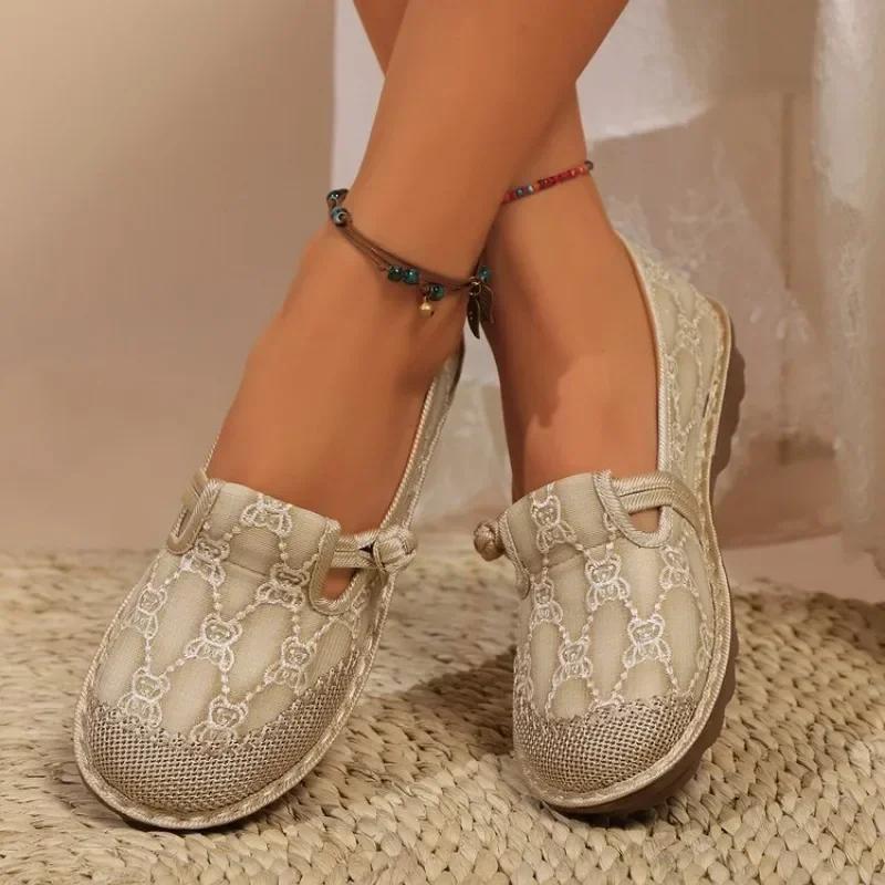 Женская обувь на плоской подошве 2024 года, летние новые модные лоферы, легкие дышащие повседневные кроссовки, популярные дизайнерские туфли на плоской подошве для женщин