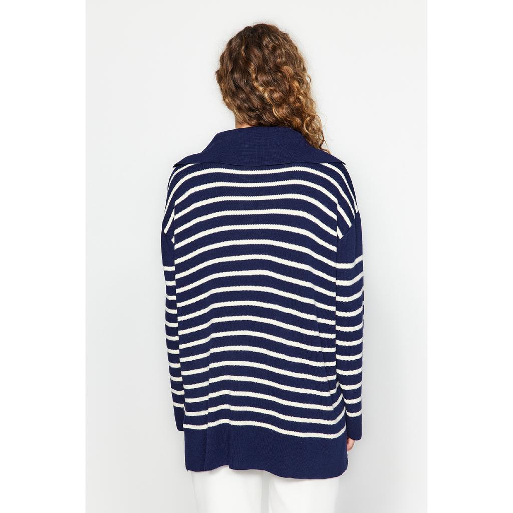 Темно-синий удобный вязаный свитер в полоску Tctaw24ak00172