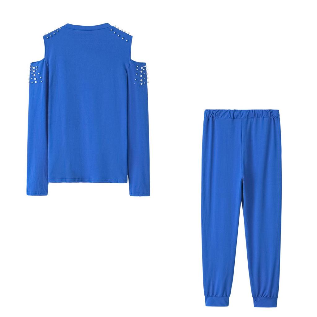 Осенний женский спортивный костюм из двух предметов с бисером и открытыми плечами