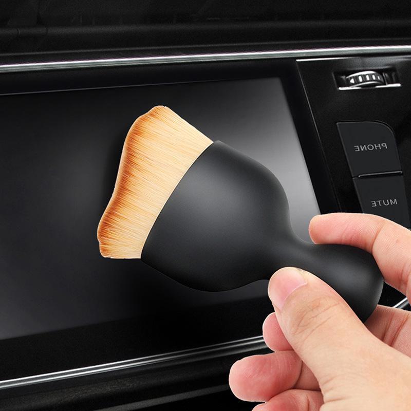 Маленькая желтая щетка для чистки салона автомобиля для вентиляционных отверстий и щелей