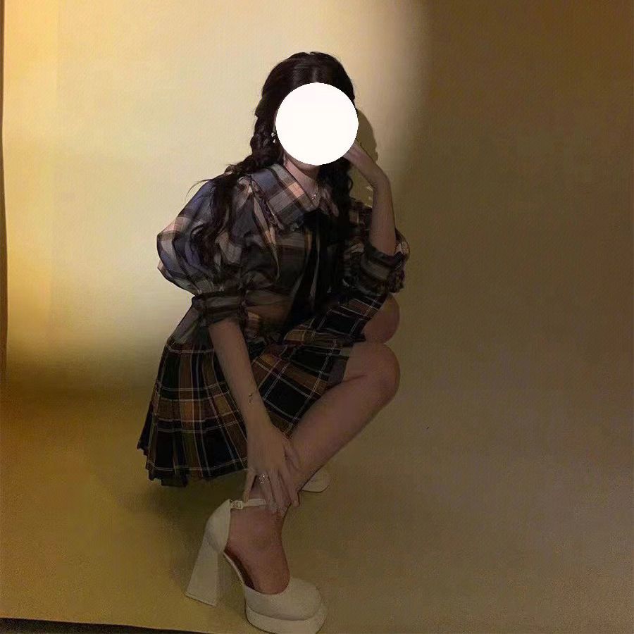 У Юй Шусинь такие же белые туфли на высоком каблуке, толстые каблуки, маленькие средневековые туфли, водонепроницаемый столик, туфли Мэри Джейн.