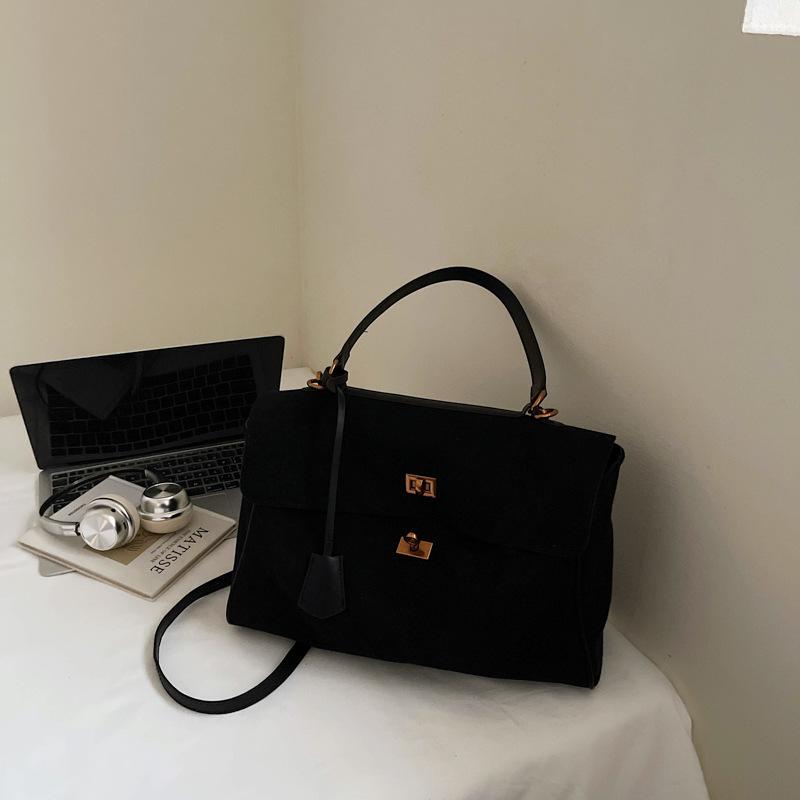 Премиальная ретро матовая сумка-мессенджер для通勤 2025 осень и зима новая женская плечевая сумка подмышку портативная сумка-тоут