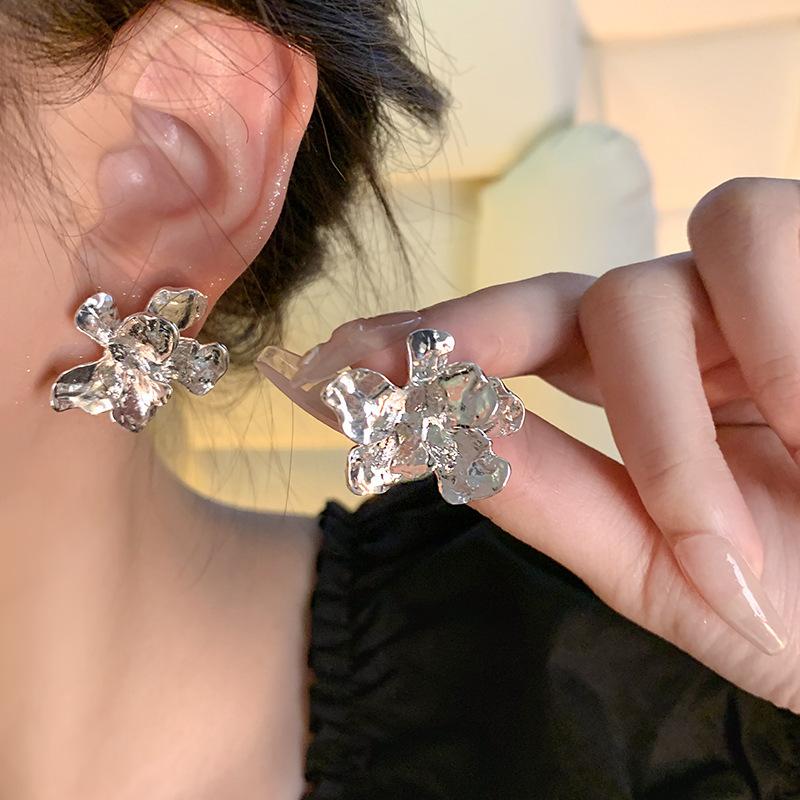 Серьги-пусеты из серебра 925 пробы, маленькие, свежие, универсальные, в виде цветков, женские, легкая роскошь, нишевые, премиальные, с жемчугом