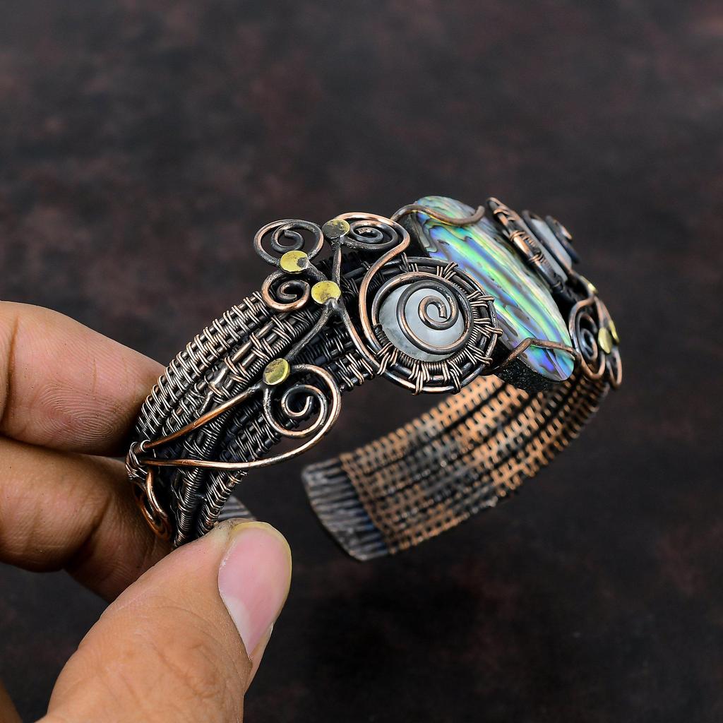 Браслет-манжета из ракушки морского ушка, медная проволока, обернутая браслетом из радужного лунного камня, регулируемый браслет-манжета, ювелирные изделия из медной проволоки, манжеты из драгоценного камня ручной работы