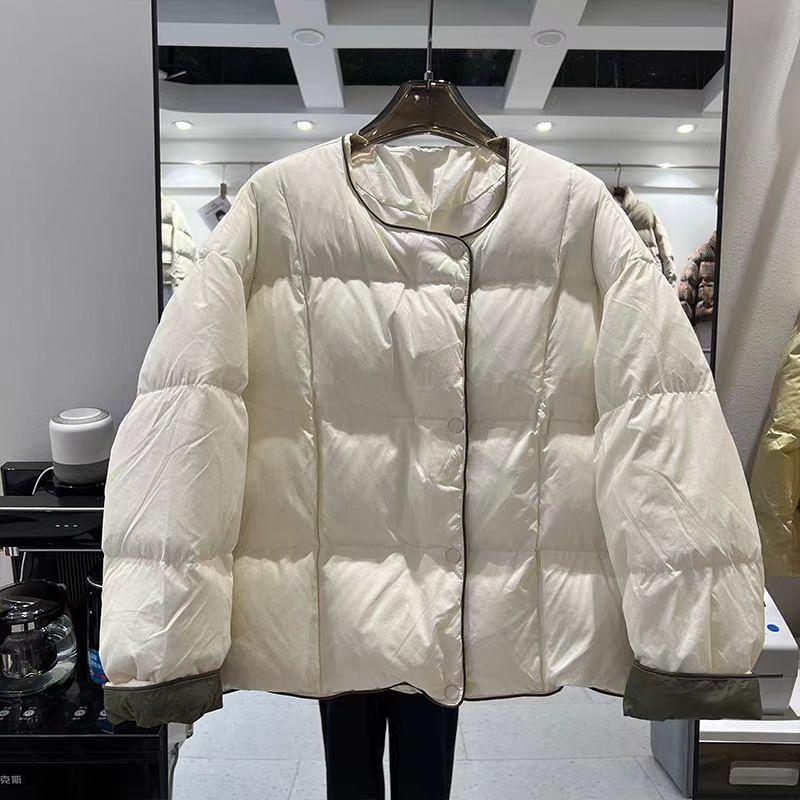 2024 осень и зима новый свободный однобортный пуховик с круглым вырезом в тон цвета небольшой простой короткий женский пуховик