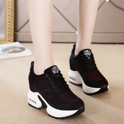 Женские кроссовки на платформе, черные сетчатые, дышащие, на высоком танкетке, повседневная обувь для улицы, увеличивающая рост, трикотажные женские вулканизированные туфли