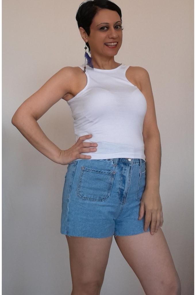 Женская стильная футболка большого размера. Белая футболка из чесаного хлопка и вискозы с боковым окном спереди и сзади.