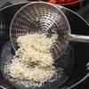 Новый дуршлаг из нержавеющей стали с длинной ручкой для жарки во фритюре, кухонный инструмент, сетчатое сито для жареной пищи, ложка, дырявая ложка, бытовые кухонные инструменты