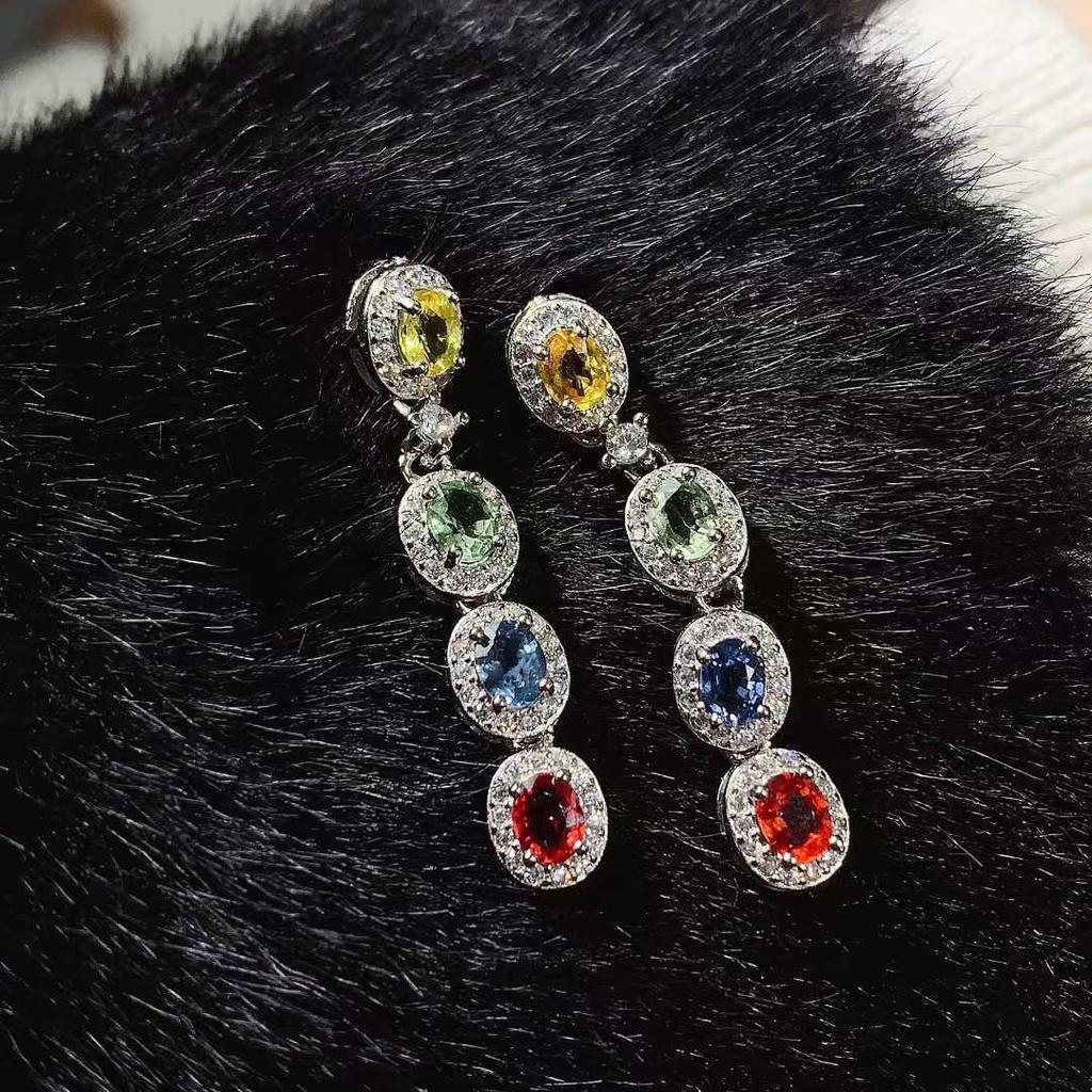 Серьги из серебра 925 пробы с сапфирами: Роскошный дизайн с ощущением высокого качества, серьги-гвоздики и серьги-подвески с цветными драгоценными камнями из коллекции Bustling.