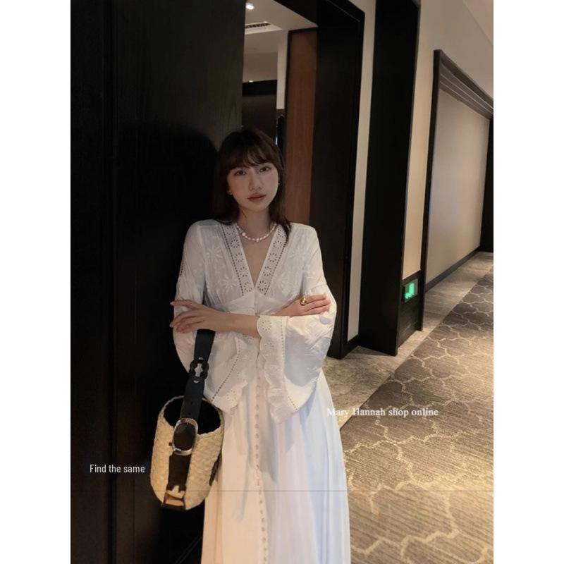 Белое платье с длинным рукавом и ажурной вышивкой для отпуска на острове или пляже