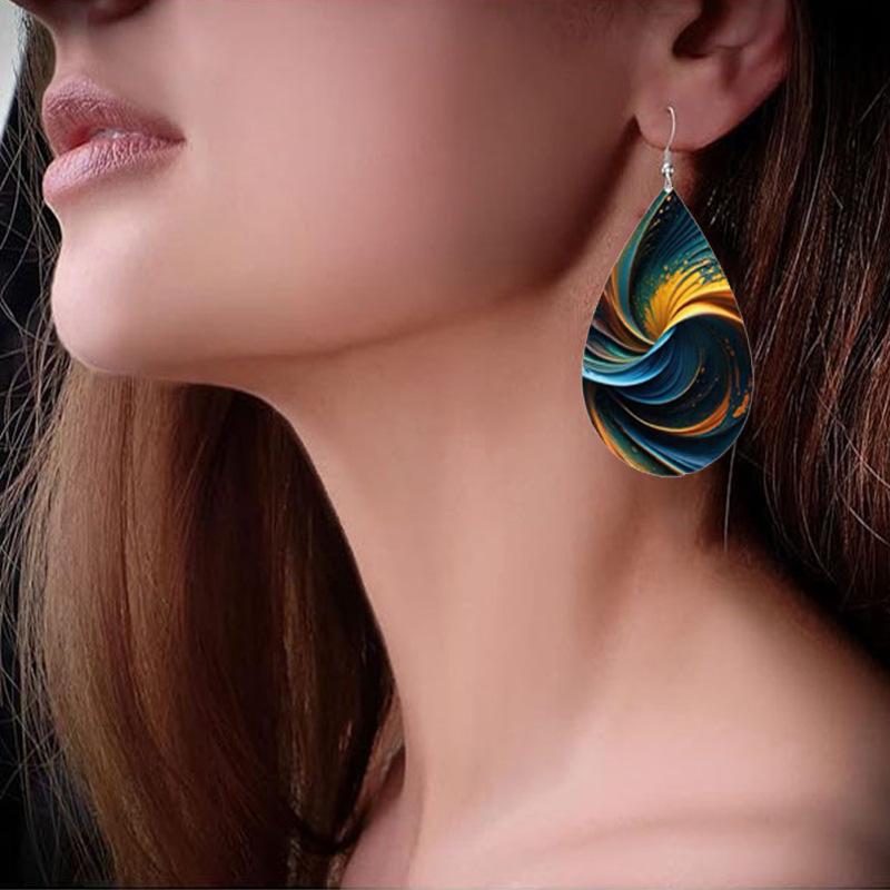 Серьги-слезинки с преувеличенно креативным популярным цветным узором