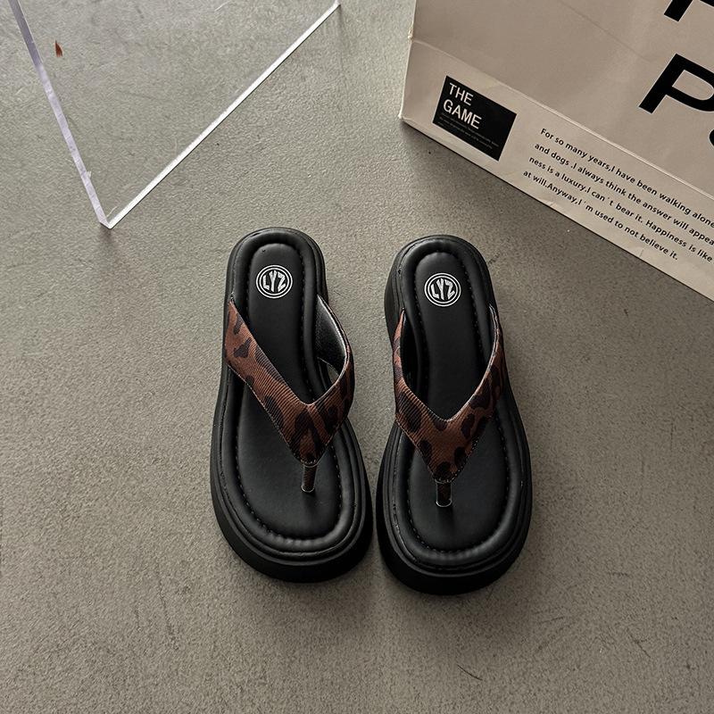 Новые удобные и комфортные шлепанцы на толстой подошве для женской летней обуви с сандалиями для пальцев и пляжными крутыми тапочками