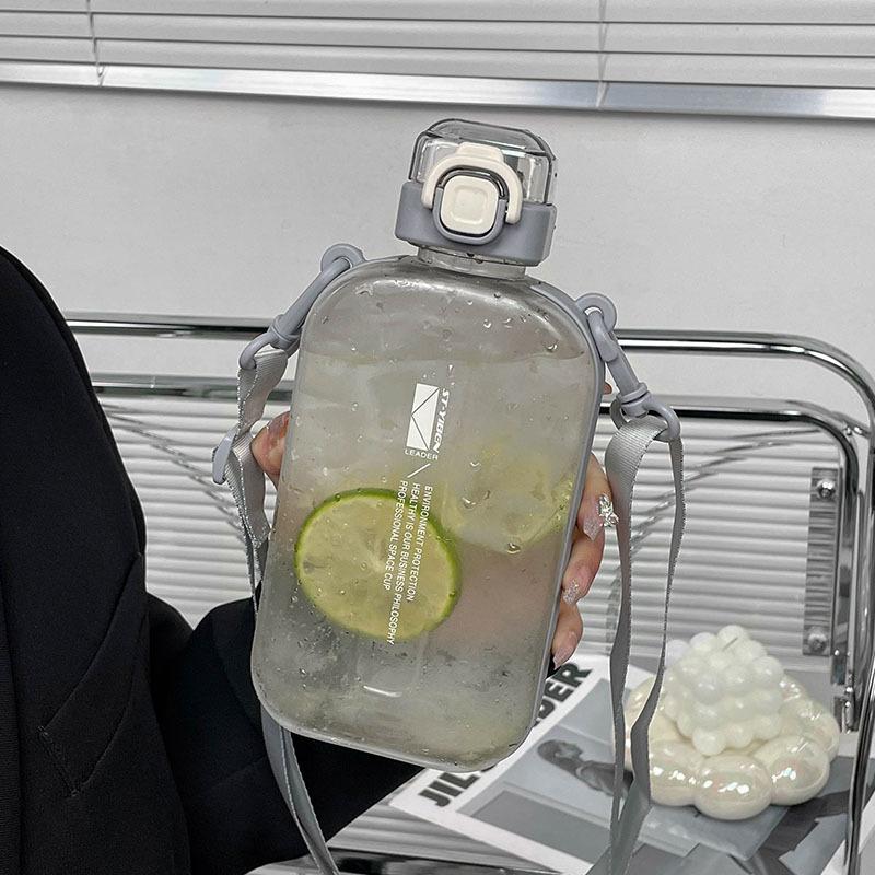 Плоская квадратная прозрачная бутылка для воды, портативная дорожная столовая с регулируемым ремешком, элегантная тонкая бутылка для спорта, кемпинга