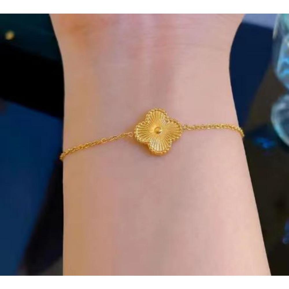 Этот стильный браслет из титановой стали с четырехлистным клевером — элегантный браслет для женщин, который никогда не тускнеет.