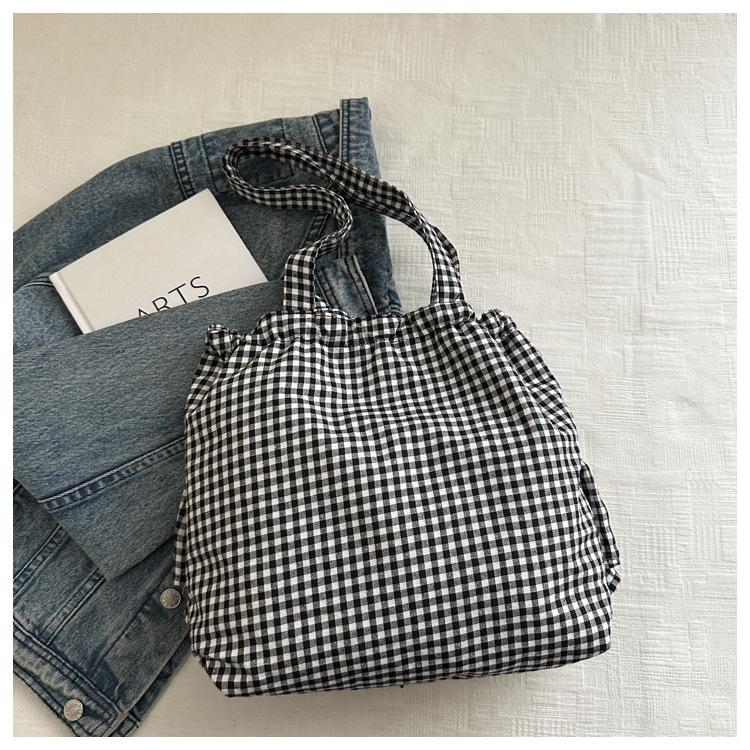 Стильная женская сумка с цветными блоками: Нишевый дизайн, большая вместимость, универсальная повседневная наплечная сумка-тоут.