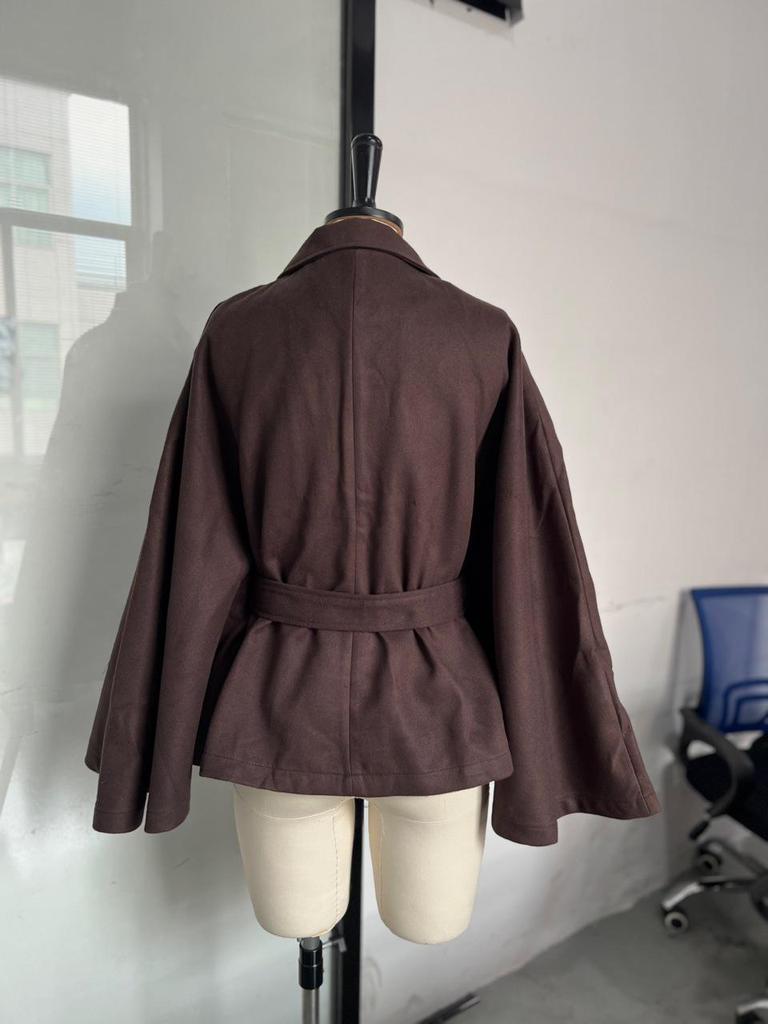 Женское короткое шерстяное пальто-накидка 2025 года с воротником-стойкой и поясом