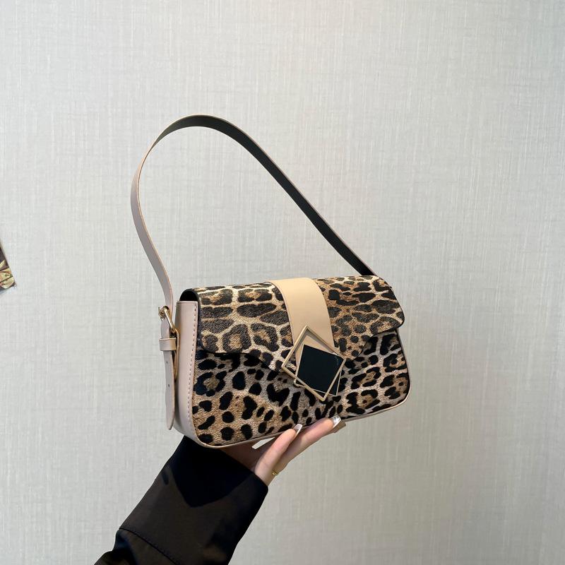 Модная и высокоценная нишевая дизайнерская наплечная сумка-мессенджер 2025 новая сумка под мышкой в зарубежном стиле с леопардовым принтом маленькая квадратная сумка