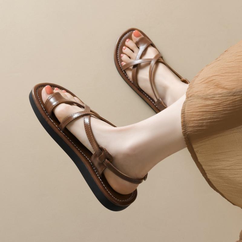 Модные новые сандалии кэжуал женские с плоским носком-клипсой, летние, римские, модные, закрывающие пальцы, с ремешком на щиколотке и пряжкой, пляжные, дизайнерские женские сандалии