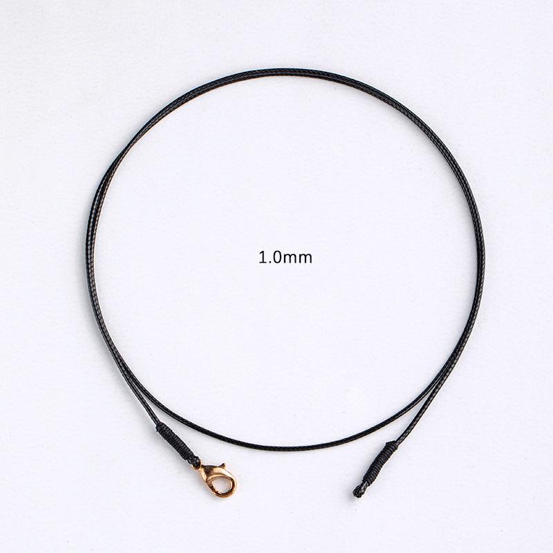 Ожерелье ручной работы из черной вощеной кожи с золотой подвеской