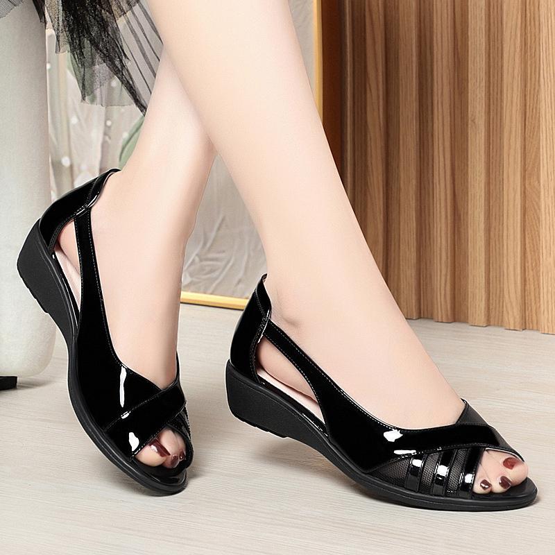 Римская мода мягкая кожа рыбий рот женские новые вырезные босоножки на танкетке для мам нескользящие летние повседневные сандалии среднего возраста