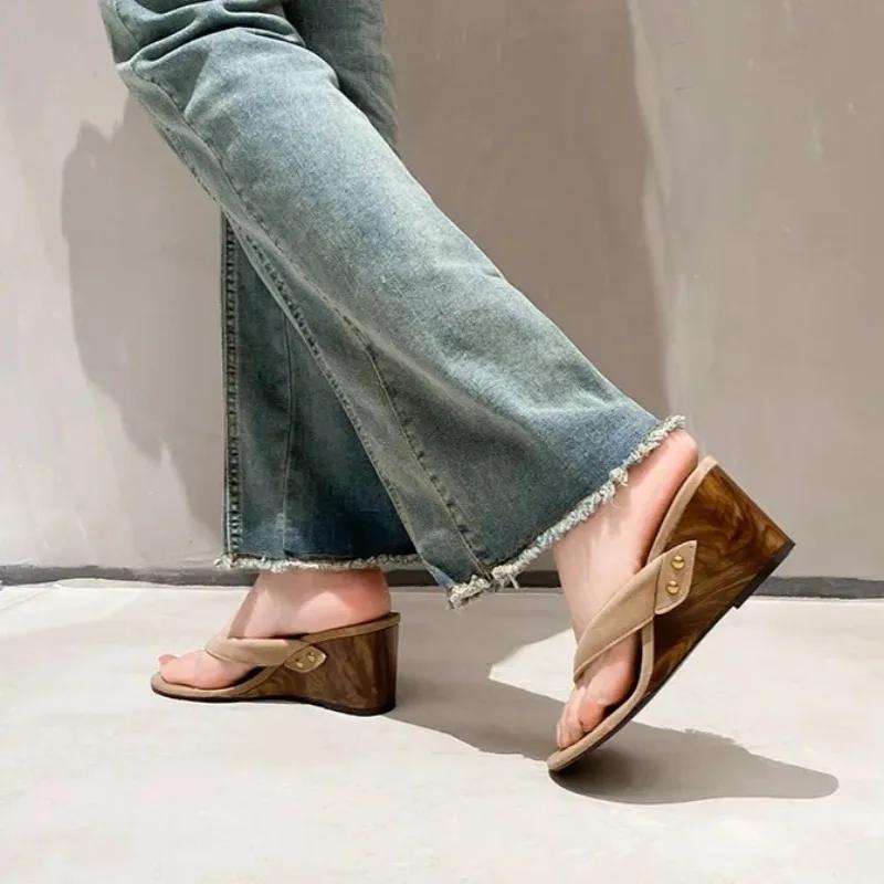 Модные шлепанцы-вьетнамки с круглым носком и открытым носком для пляжа, летние новинки для улицы, универсальные, не утомляющие ноги, сандалии на высоком каблуке с зажимом для пальца